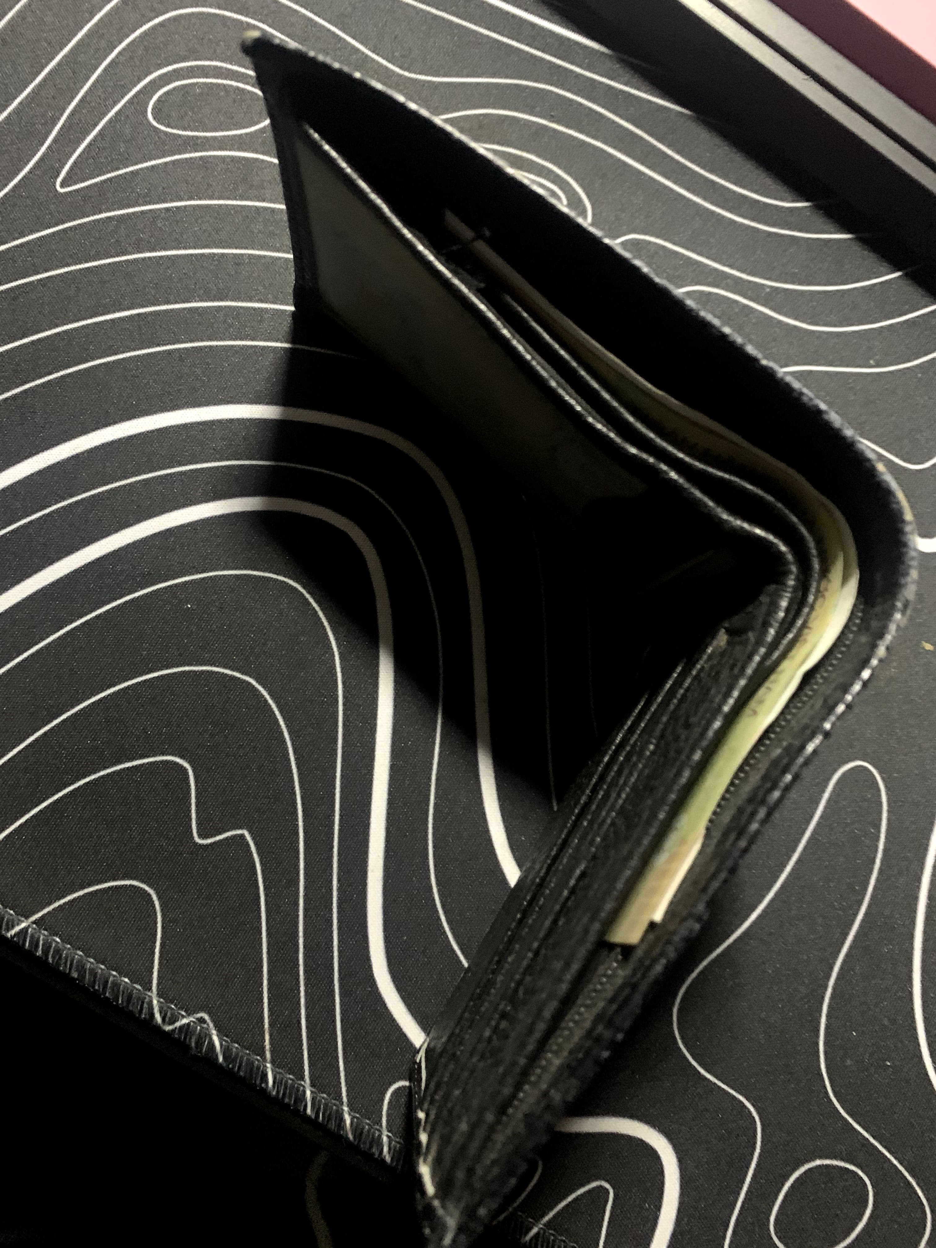 Cần tìm ví da màu đen 